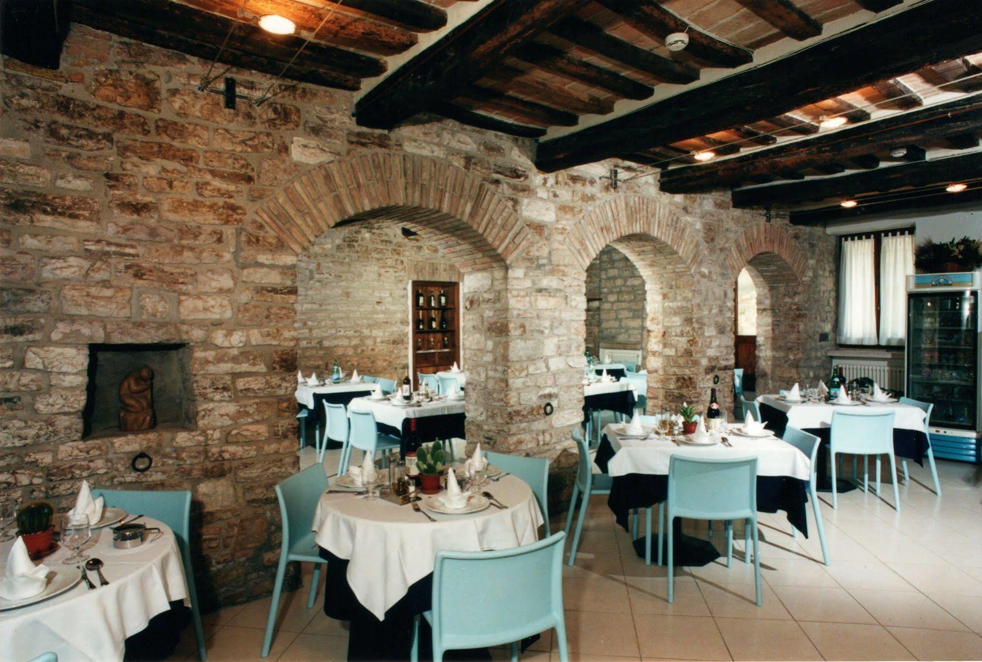 Hotel Tre Ceri Gubbio Exterior photo